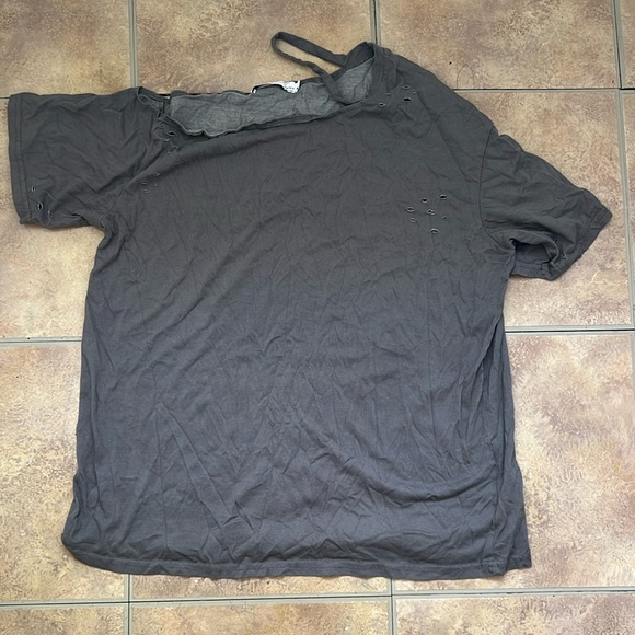 Byegreis t shirt with rip details - Picture 1 of 2